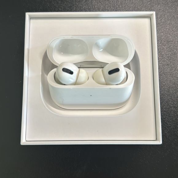 Apple AirPods Pro - Wireless Charging Case - Picture 5 of 7